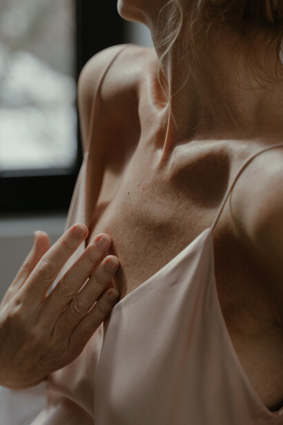 Acercamiento al torso de una mujer