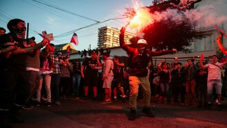 A crowd of Chilean protestors