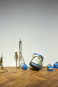 Jannis Kounellis, Senza titolo (1980), flauto, violino, tamburo, tromba, cornetta, violoncello, mandolino, bombola a gas, fiamme, foto Agostino Osio - Alto Piano, Courtesy Fondazione Prada