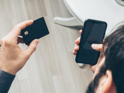 No gesto aparentemente banal de aproximar um cartão de um smartphone está condensada uma transformação maior: o dinheiro deixa de depender da materialidade das cédulas e passa a circular cada vez mais por sistemas digitais