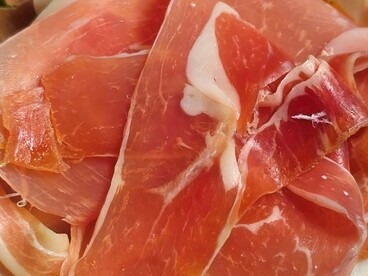 Ancora oggi il prosciutto crudo unisce tecniche artigianali, identità territoriale e una cultura gastronomica costruita attraverso generazioni