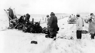 Una masa enredada de metal con un ala y una rueda de tren de aterrizaje apenas reconocibles, son los restos que encontraron las autoridades del Bonanza en que viajaban los «tres grandes del rock»