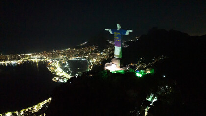 Cristo Redentor, monumento na cidade do Rio de Janeiro, Brasil, com projeção dos 40 anos da Bienal do Livro em 2023