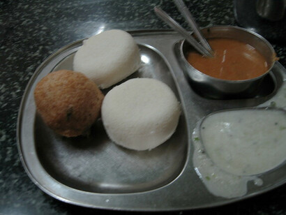  El idli y el bonda son dos preparaciones tradicionales del sur de la India, de la cocina de Karnataka.El idli es un pastelito de arroz al vapor y el bonda un buñuelo frito de harina. Desayuno rico en micronutrientes, sur de la India 