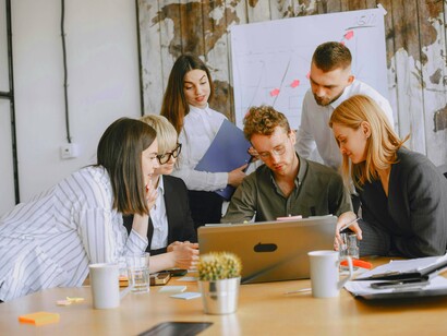 Pessoas trabalhando juntas. . Um piscar de olhos, um coçar de cabeça ou um gesto das mãos pode dar precisas indicações a um observador atento