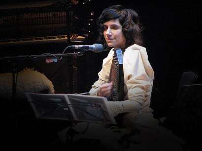 PJ Harvey durante la gira de White Chalk en 2007. La cantante destaca por sus dotes musicales y su habilidad para crear álbumes poéticos y deslumbrantes