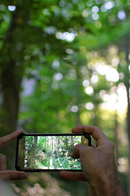 Escursionista che fotografa il paesaggio 