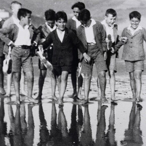 Antonio de Guezala, Julio Guezala and his friends on the beach of Bakio, c. 1925. Courtesy of Museo de Bellas Artes de Bilbao