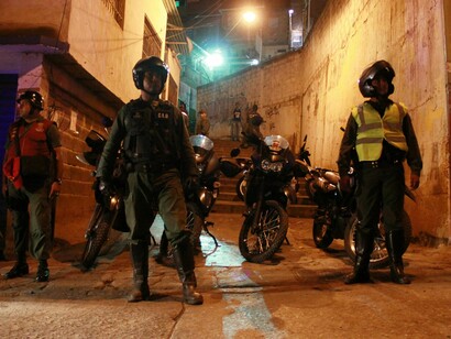 Las fuerzas del orden venezolanas patrullando las calles por la noche