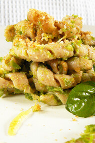 Pasta di Grano duro Timilia con pesto a crudo di Fagiolini e Menta guarnita con Pangrattato tostato e Scorza di limone