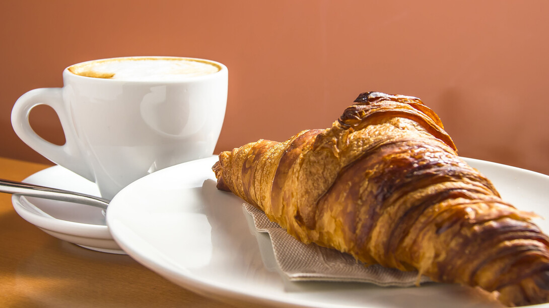 La cafetería entera parece seguir con interés la búsqueda nerviosa de sus manos