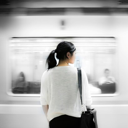 La sospensione tra un evento e l’altro permette di osservare la realtà con lucidità, valorizzando il processo più della meta