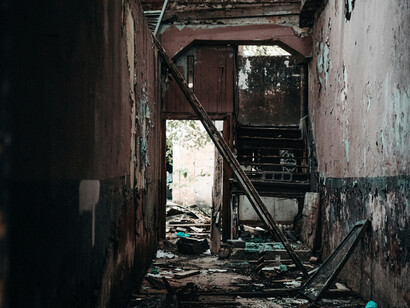 Entre les ténèbres et la poussière, une lueur fragile persiste au bout du couloir du néant