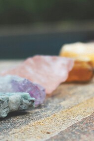 La rimozione dei blocchi energetici permette all'energia vitale di fluire liberamente, ristabilendo l'equilibrio tra corpo, mente ed emozioni