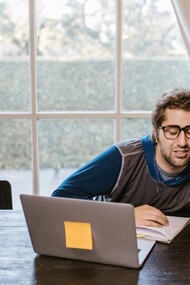 Formations en ligne. De nombreux outils digitaux permettent aux formateurs qui s'en donnent la peine de proposer des activités ludiques, et pas seulement un format descendant qui devient vite barbant quand il s'agit pour l'apprenant de rester en face d'un écran toute la journée