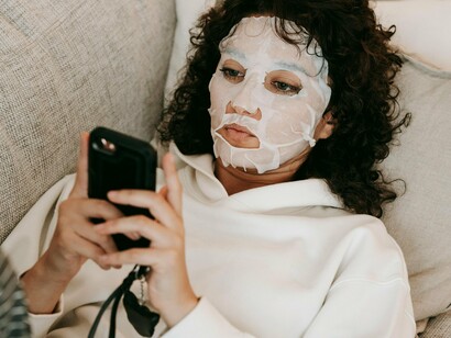 Mulher se distrai ao celular, entediada. Se a modinha é a dança com passos acrobáticos de um determinado ritmo que também foi “eleito” o do momento, isso é incansavelmente imitado com uma cereja adicional que chamamos de “nossa”
