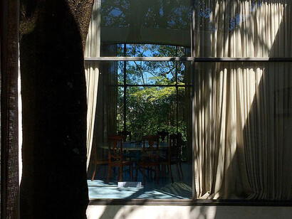 A Casa de Vidro foi inaugurada em 1951 e foi lar de Lina e seu esposo por 40 anos no bairro de Morumbi, São Paulo, Brasil