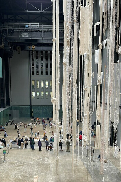 Mientras la escucho hablar, comprendo que existe una profunda continuidad entre aquella poeta y la mujer que tengo delante. «Brain Forest Quipu», de Cecilia Vicuña, 12 de abril de 2023. Distrito londinense de Southwark, Londres, Inglaterra