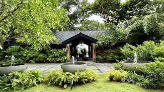 Entrance courtyard, The Henry Resort Dumaguete © Alma Reyes