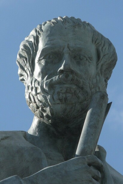 Estatua de Aristóteles en la Universidad Aristóteles de Tesalónica, Grecia