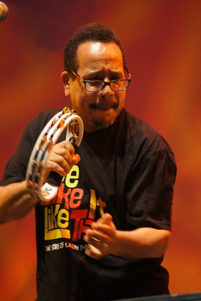 Miembro de la orquesta de Joe Bataan en la celebración de boogaloo de Lincoln Center Out of Doors. Foto: Catalina María Johnson