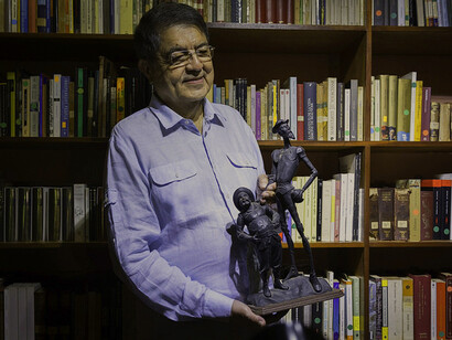 Sergio Ramírez Mercado muestra el Premio Cervantes