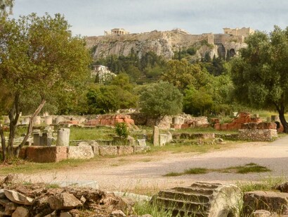 I banchieri dell'antica Grecia operavano su tavoli (trápezai) dove cambiavano monete, custodivano depositi e concedevano prestiti. Uffici civici dell'antica Agorà e dell'Acropoli di Atene, Grecia. 