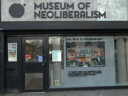 Pagar en sangre ha sido la regla (sin juego de palabras...) y hoy por hoy sigue siendo muy popular. Mejor aún, hay quién sugiere que la navaja y la motosierra son versiones de la misma técnica. Museo del Neoliberalismo, 16 Eltham Road, Londres, Inglaterra