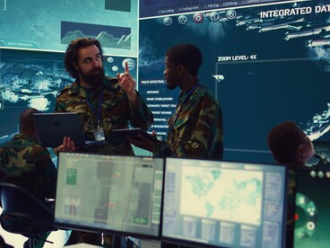 Painéis e sistemas de monitoramento operam em centro estratégico de inteligência militar. O desenvolvimento tecnológico tornou-se peça-chave nas disputas contemporâneas por segurança e domínio