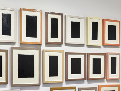 Allan McCollum, One wall, one work, exhibition view. Courtesy of Krakow Witkin Gallery