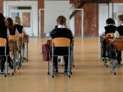 Sala de aula. No caso brasileiro, as elites formam-se e distribuem-se em duas formas diferentes, ou seja, através das “escolas de oficiais das Forças Armadas e o Instituto Rio Branco, escola de formação diplomática”