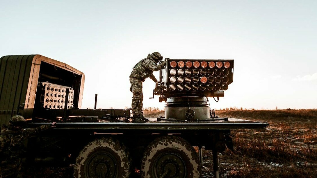 El complejo militar industrial se sostiene sobre la base de complejas relaciones entre la guerra, la política, la economía y la psicología humana