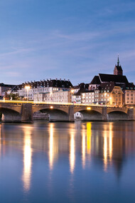 Ponte Basel  di notte. (Basel Tourismus)