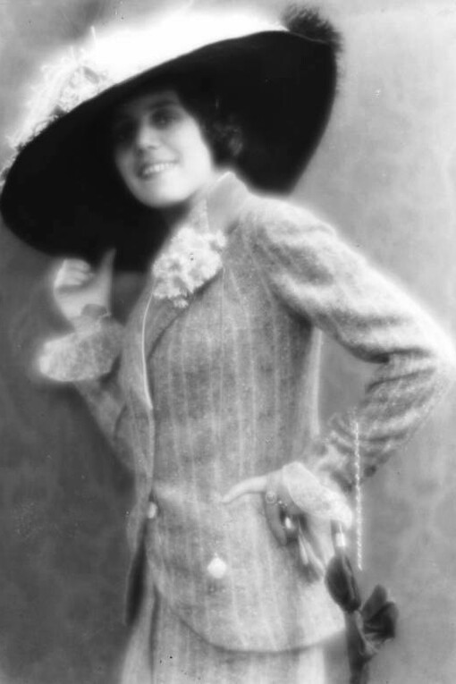 Amalia Guglielminetti fotografata da Mario Nunes Vais, prima del 1932-2