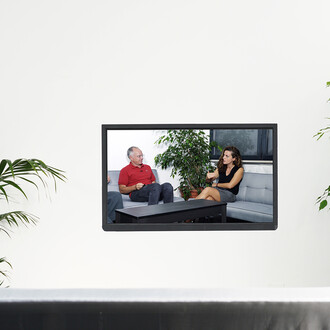 Gea Casolaro
Molto visibile, troppo invisibile
2019
Istallazione video, tre divani, due piante, televisore con video girato nella medesima location
