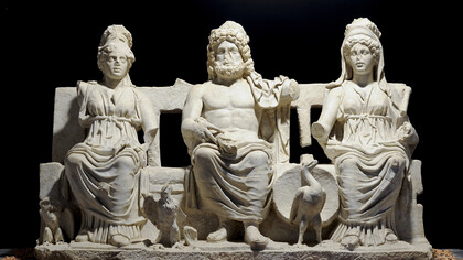 Tríada Capitolina, siglo II d.C., Guidonia Montecelio, Museo Arqueológico Cívico Rodolfo Lanciani. Cortesía del Municipio de Guidonia Montecelio, cortesía de la Superintendencia de Arqueología, Bellas Artes y Paisaje del Área Metropolitana de Roma y la Provincia de Rieti. Foto Giovanni Coccia