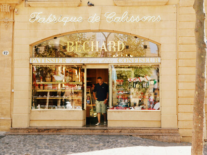 Vidriera de una pastelería. La fachada de un negocio gastronómico es más que una simple estructura física: es una herramienta de marketing