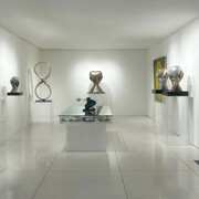 Lorenzo Quinn, I give you my heart, exhibition view. Courtesy of Contini Art Gallery