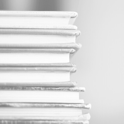 Conjunto de libros en torre