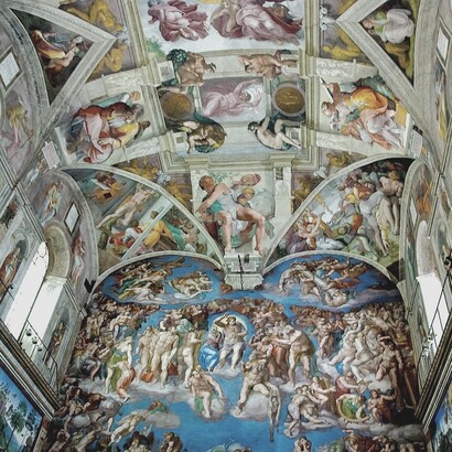 Sulla parete principale si trova il Giudizio Universale, una delle opere più imponenti del Rinascimento, opera celeberrima di Michelangelo Buonarroti. Cappella Sistina, Città del Vaticano
