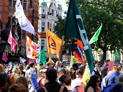 Num futuro próximo, a humanidade começará a colher o que semeou. O tempo está chegando — e chegando cedo. Ele se aproxima de nós em alta velocidade, mais rápido do que nunca, devido às interações muitas vezes esbanjadoras e negligentes da humanidade com a natureza