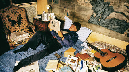 Guido Harari. Fabrizio De André a letto