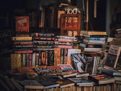 Vitrina de una librería de segunda mano en el centro de Barcelona en Cataluña, España