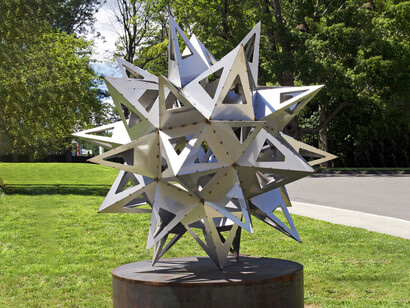 Frank Stella, installation view, Jay’s Star, 2017, Courtesy of the artist and Marianne Boesky Gallery, New York and Aspen © 2020 Frank Stella/Artists Rights Society (ARS), New York, ph. Christopher E. Manning