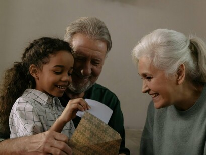 Na neurociência afetiva, Silva e Santos (2022) investigam como as emoções influenciam a formação e a recuperação de memórias. Eles apontam que, em ambientes ricos em estímulos positivos, o cérebro infantil forma mais sinapses nos primeiros anos de vida (Oliveira et al., 2021). Além disso, Gomes (2020) demonstra que práticas pedagógicas humanizadas, alinhadas aos princípios da neuroeducação, aumentam a plasticidade cerebral e fortalecem conexões relacionadas à motivação e ao aprendizado