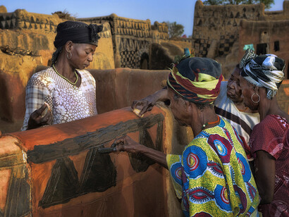 Burkina Faso, Decorazione di una tipica abitazione nel villaggio di etnia Gurunsi di Tiebele, foto Sergio Pessolano 
