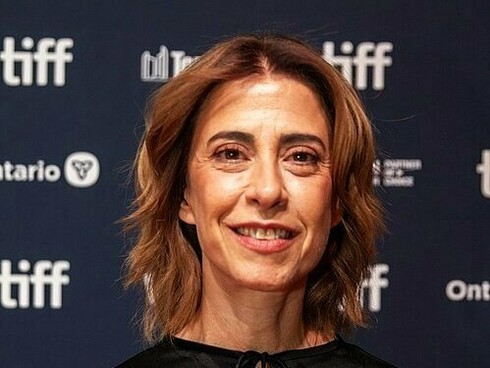 Fernanda Torres no Toronto International Film Festival. Acredito que esse filme nos ajude a recordar que, nestes tempos líquidos, onde cada conquista é mensurada pela quantidade de curtidas por nós obtidas, durando apenas o necessário para possibilitar a próxima postagem, esquecemo-nos de experimentar cada instante em sua real impermanência e exclusividade: nada jamais se repete