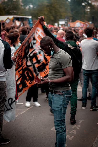 Montée de l'extrême droite. Les gens ont peur de l'insécurité croissante, peur des migrants et des réfugiés, peur de la guerre, peur des catastrophes environnementales