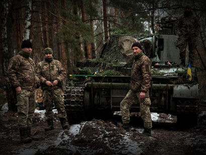 Miembros del Ejercito ucraniano frente a un tanque de guerra 