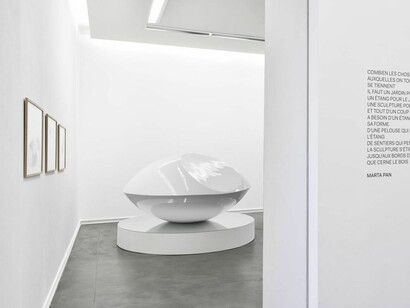 Sculptures flottantes, Exhibition view. Courtesy of Galerie Mitterrand
